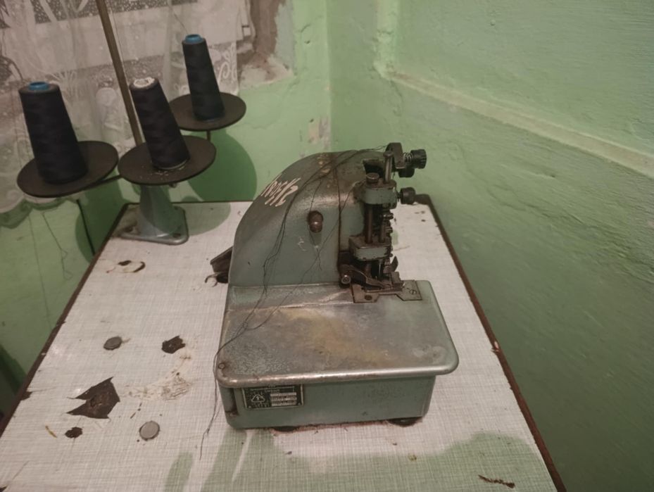 Przemysłowa maszyna do szycia Overlock VEB Limbach 509 (NRD, 1962) ze