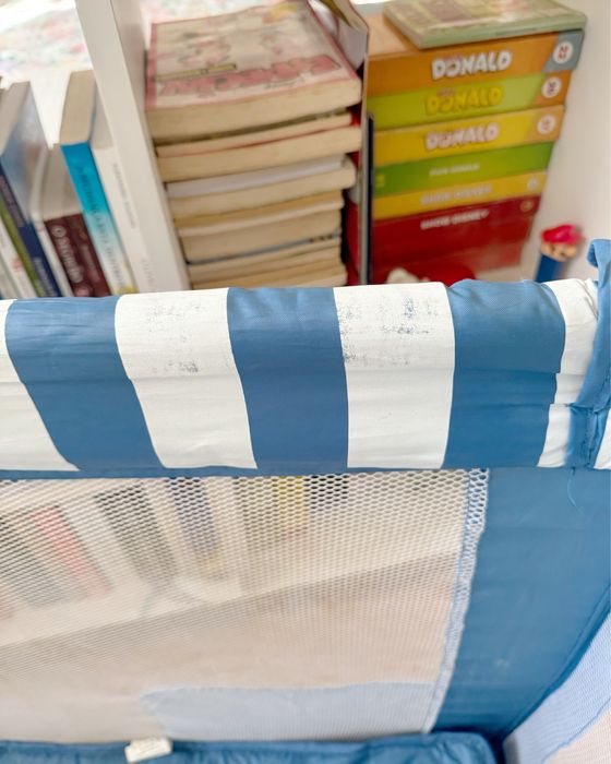 Parque infantil azul e branco