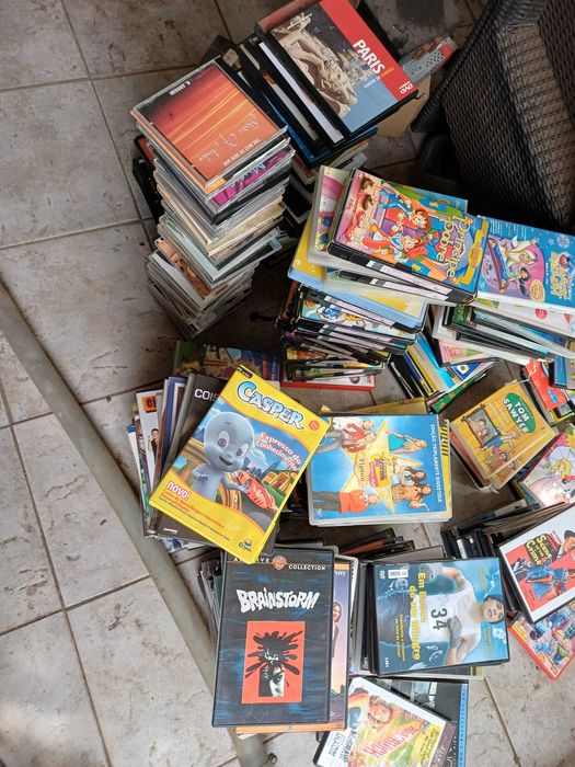 Vendo DVDs e cassetes VHS