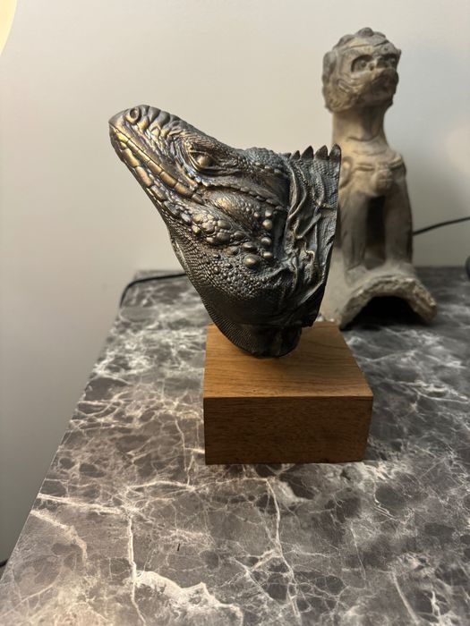 Estátua de cabeça de iguana azul feita de cobre puro.