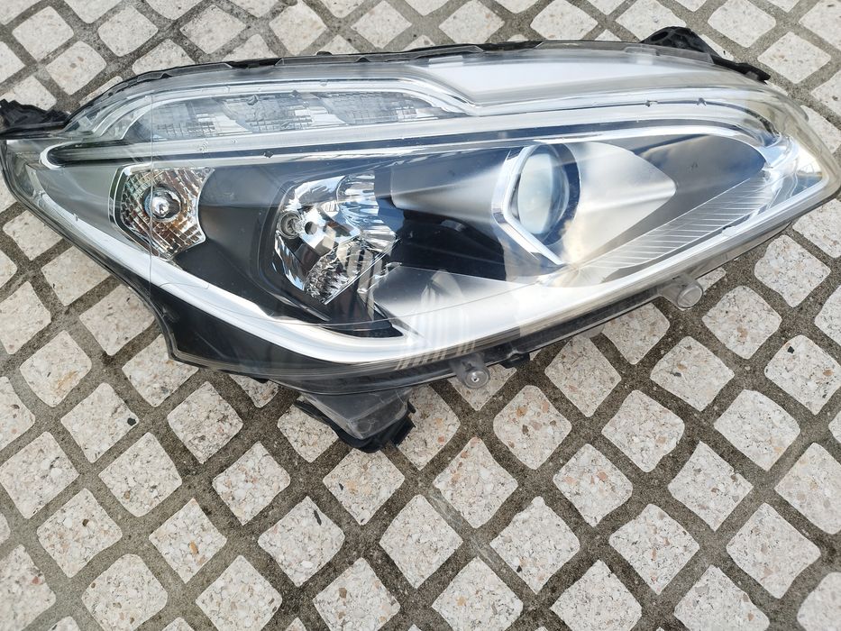 Óticas originais Peugeot.  208   508.  308 vário material.