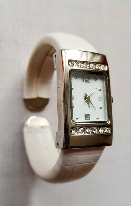 Zegarek damski z cyrkoniami