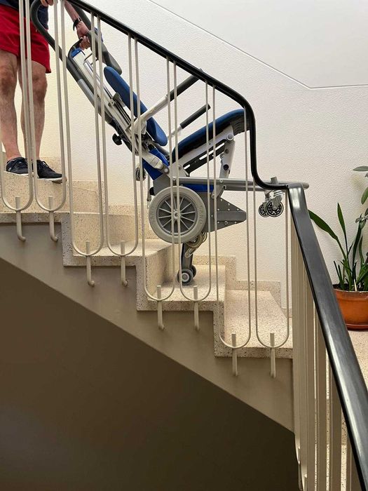 Cadeira de subir/descer escadas (como nova)