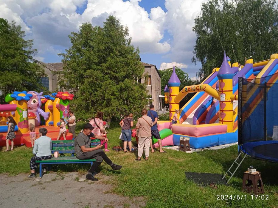 Батути дитячі атракціони надувна гірка