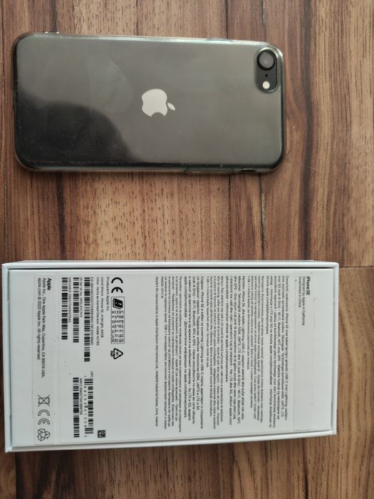 IPhone SE plus AirPods (3rd gen)