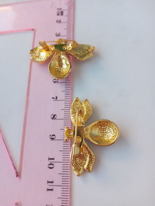 Брошка нова. Сережки. Лебідь. Бджілка