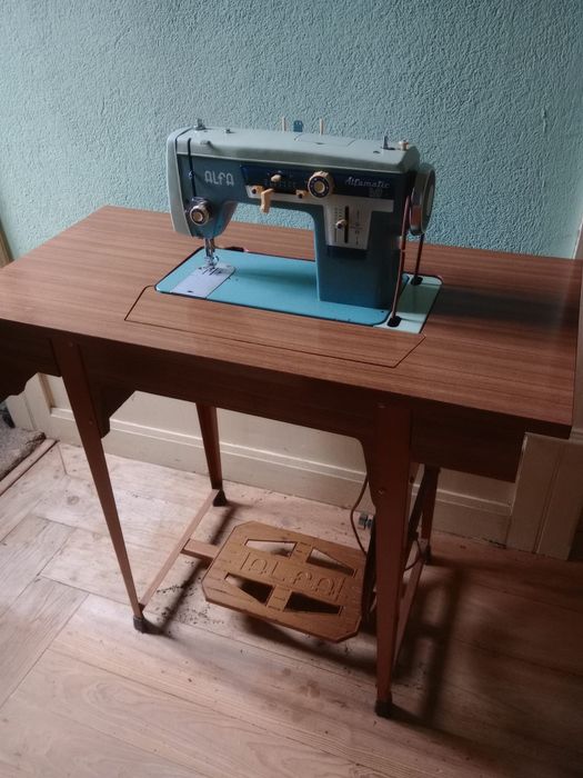 Máquina de Costura Marca Alfa - IMPECÁVEL