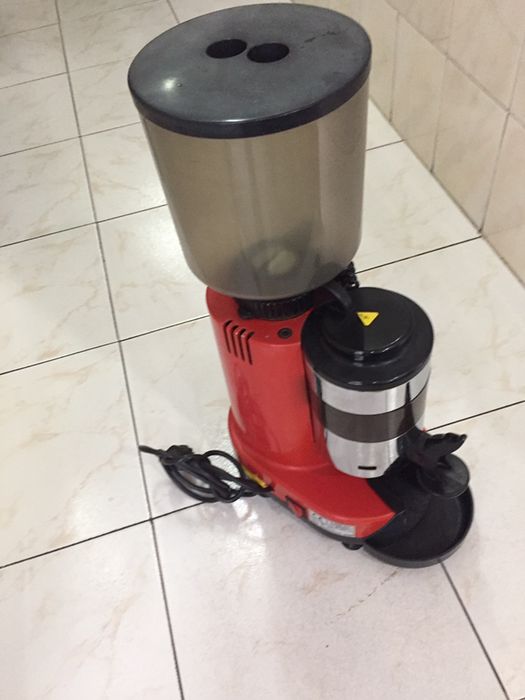 Moinho de cafe vermelho