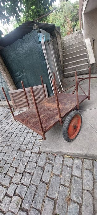 Carroça antiga em metal