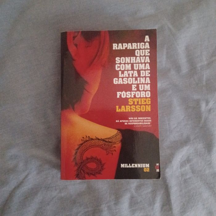 A Rapariga Que Sonhava com uma lata de gasolina e um fósforo