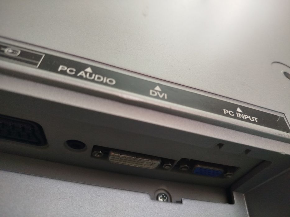 TV LCD SANYO a funcionar na perfeicao com comando a distância.