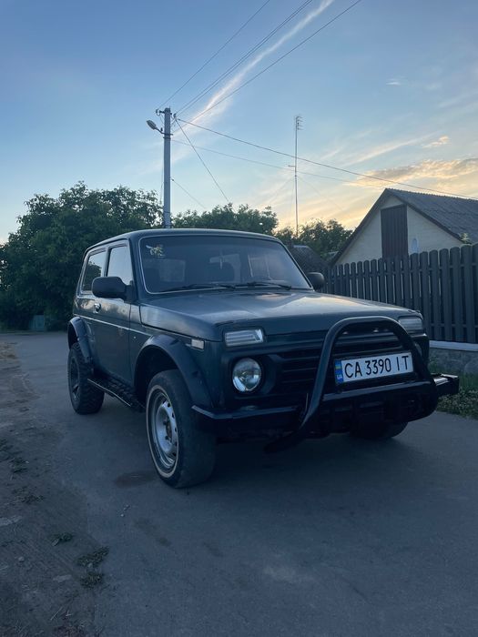 Автомобіль ваз нива 21214