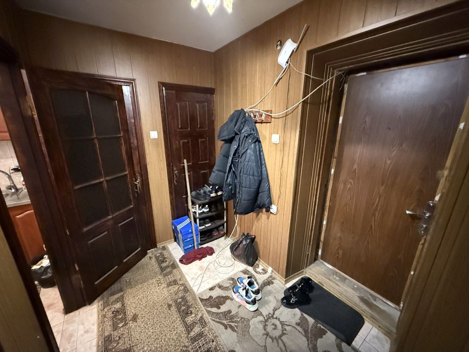 Однокімнатна. Косметичний стан. Не кутова. Цегла. Біля зупинки