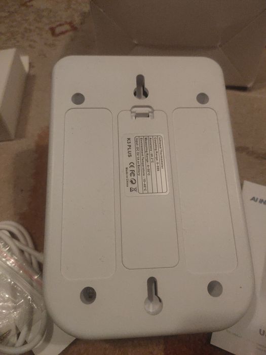 Termometr bezdotykowy do instalacji na ścianę