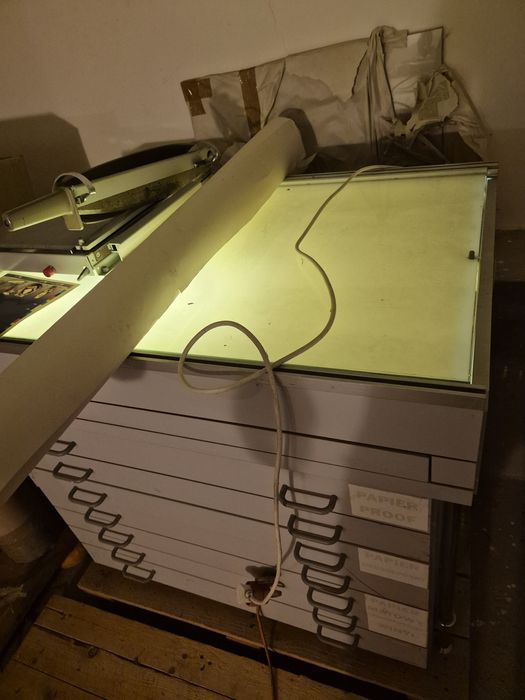 Regał z szufladami na wydruki  z podświetlaną szybą