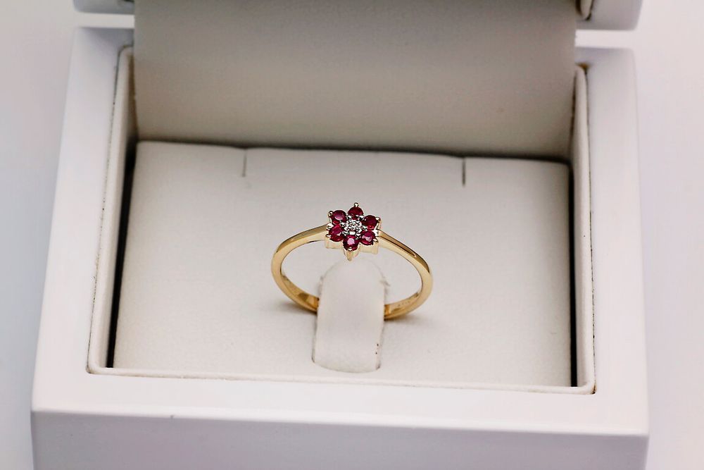 Złoty pierścionek Staviori z diamentem