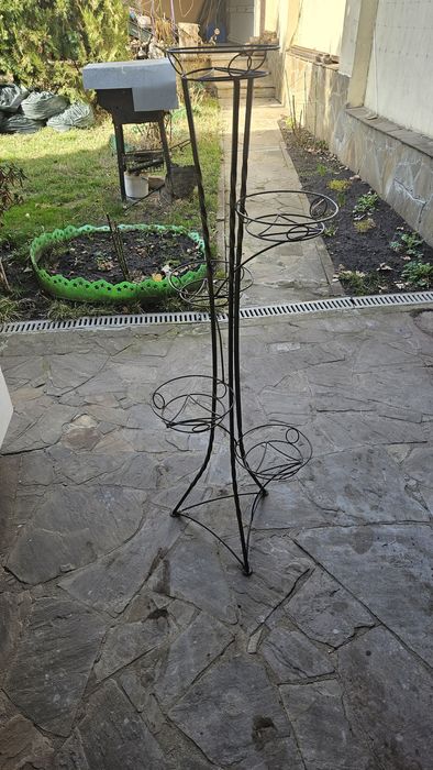Подставка под цветы железная