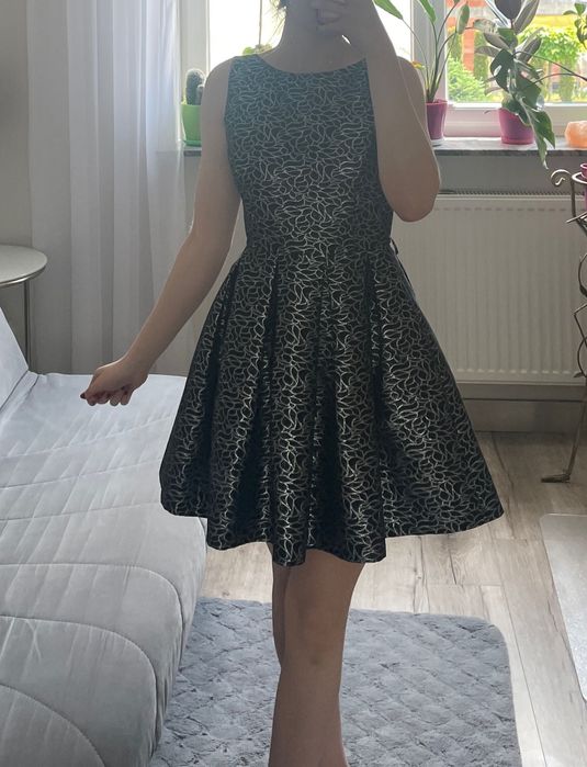 Elegancka krótka sukienka