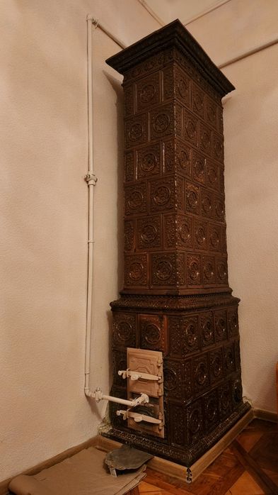 Меблі шафи ліжка домашні