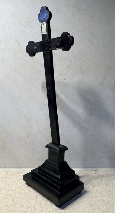 Antigo crucifixo em madeira ebonizada e placa “INRI” esculpida - Sec. XIX