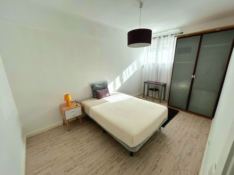 Quarto mobilado na Amadora