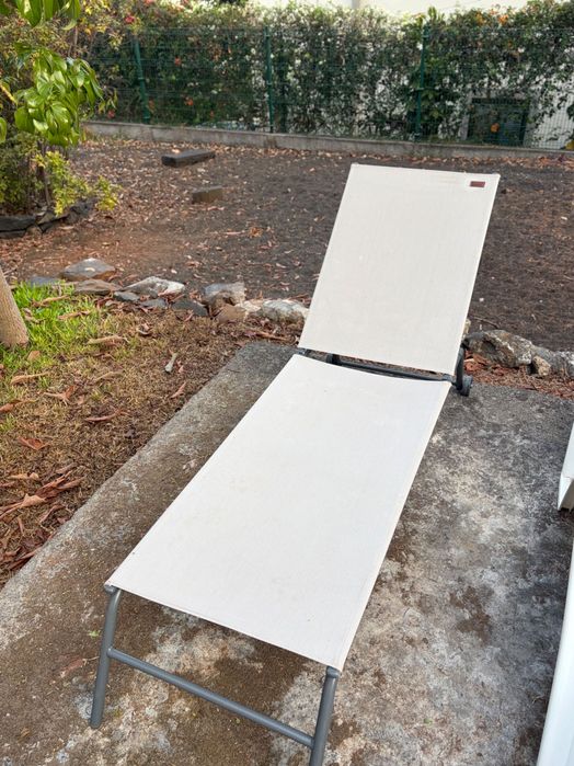 Espreguiçadeira cinzenta para exterior
