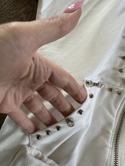 Stylowa biała dwuczęściowa stylizacja z ćwiekami – unikat!
