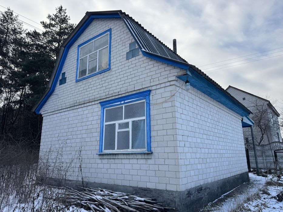 Продаж дачного будинку поряд з лісом