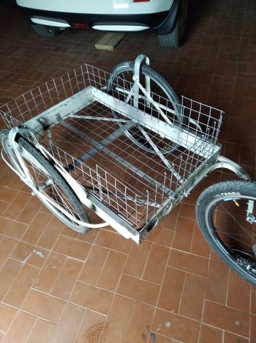 Reboque para bicicleta fixação latera não destabiliza o equilíbrio.