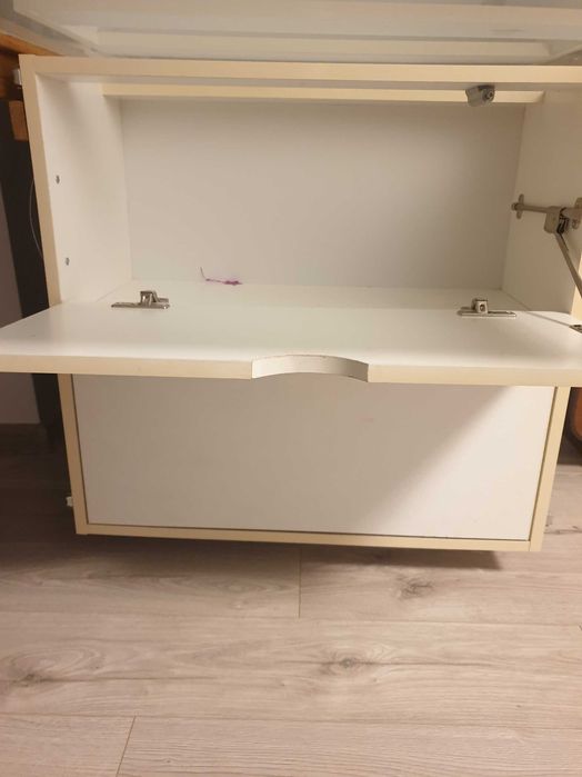 Шафа- вітрина, 
вбудованого типу під арку з поличками та шухлядами.