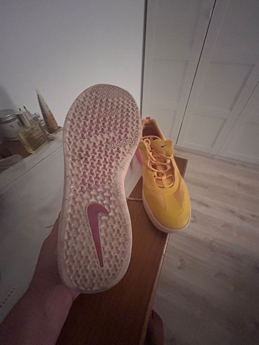 Ténis Nike cor amarelo