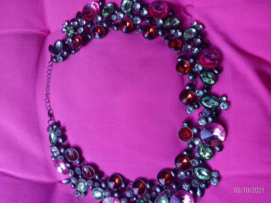 Colares e shokers da Zara