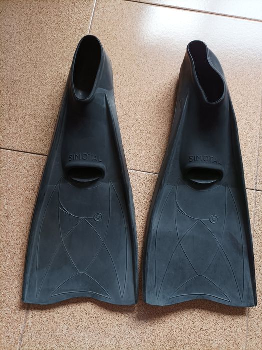 Vendo 2 pares de barbatanas,de mergulho,ou caça submarina.