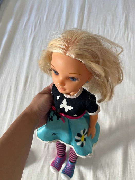 Boneca Nancy loira com vestido de borboletas e collants às riscas