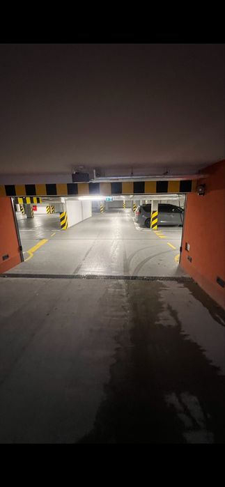 Bardzo wygodne miejsce postojowe w hali garazowej - Widok 2