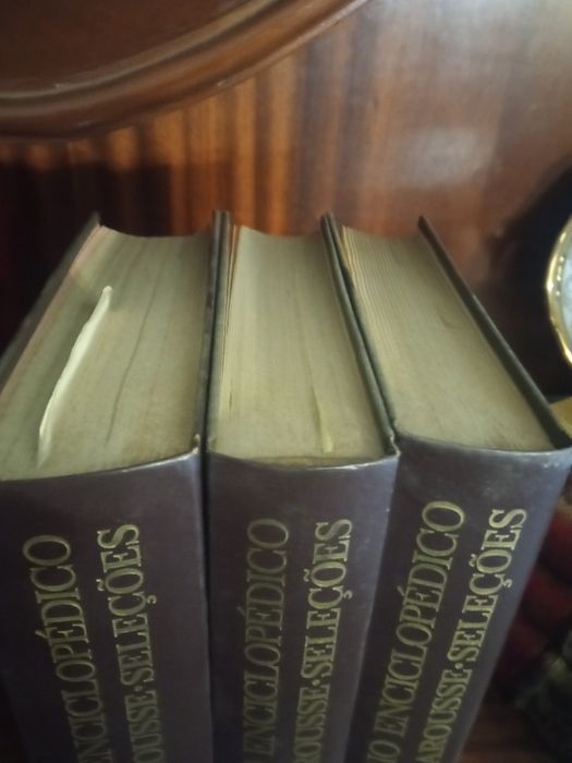Obras completas de Eça de Queirós e de Camilo castelo branco.