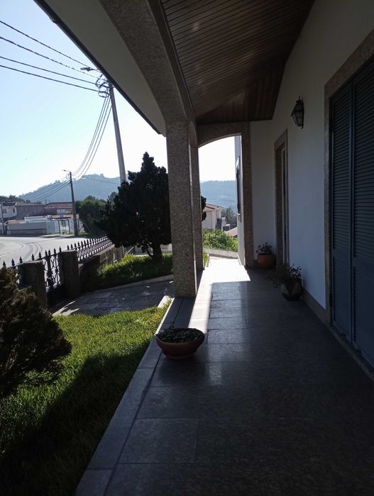 Arrendo casa T3 com salão