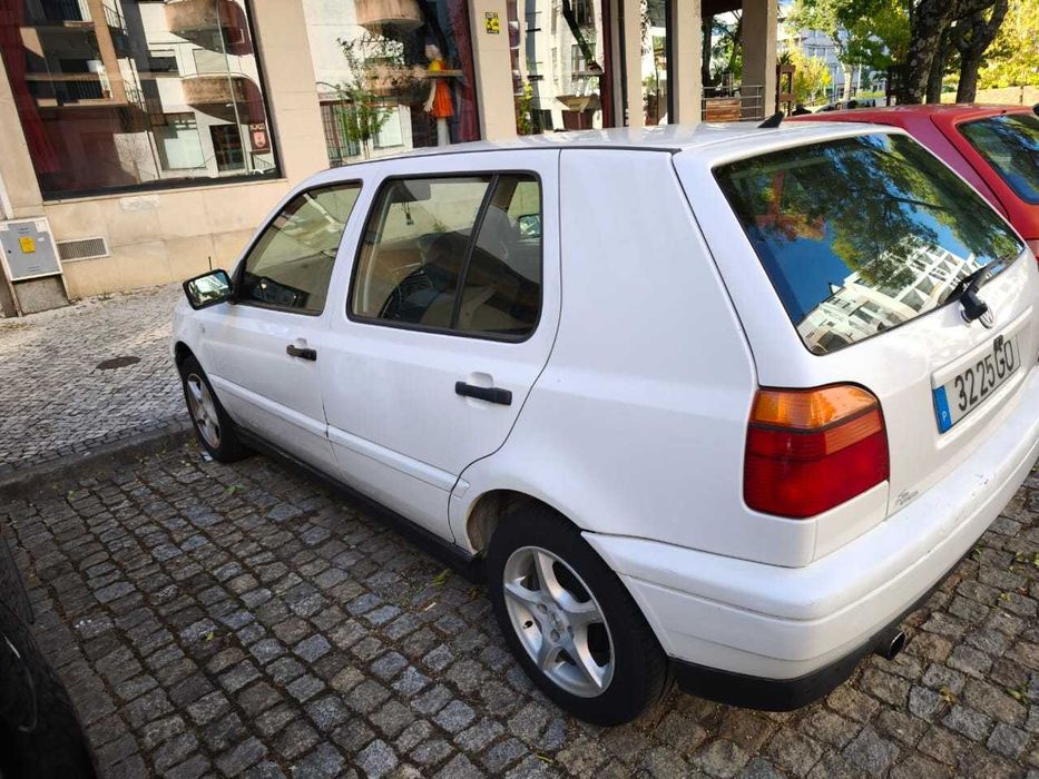 Golf 96 a gasolina econômico e fiável