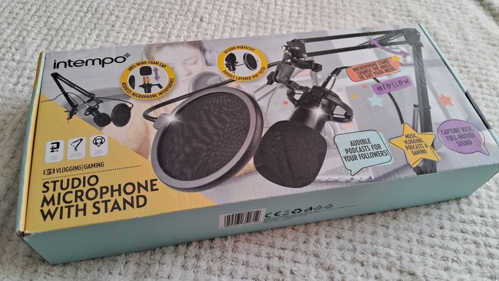Студійний мікрофон з штативом