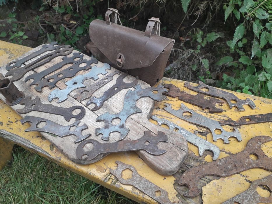 Stara narzędziówka z kluczami do roweru