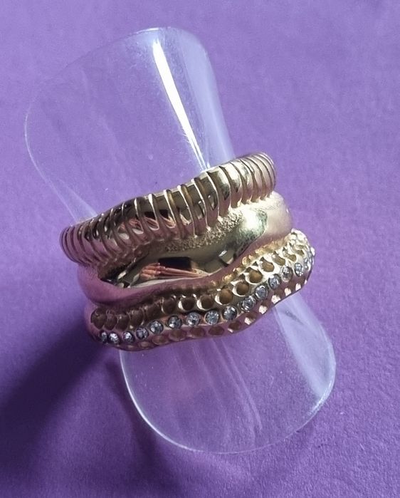 Anel dourado, em aço inoxidável, com zirconias. T17