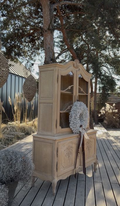 Ludwikowska witryna w stanie surowym