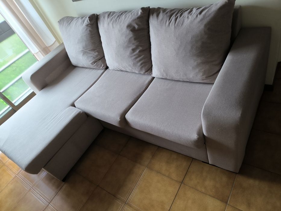 Sofá bege com chaise longue