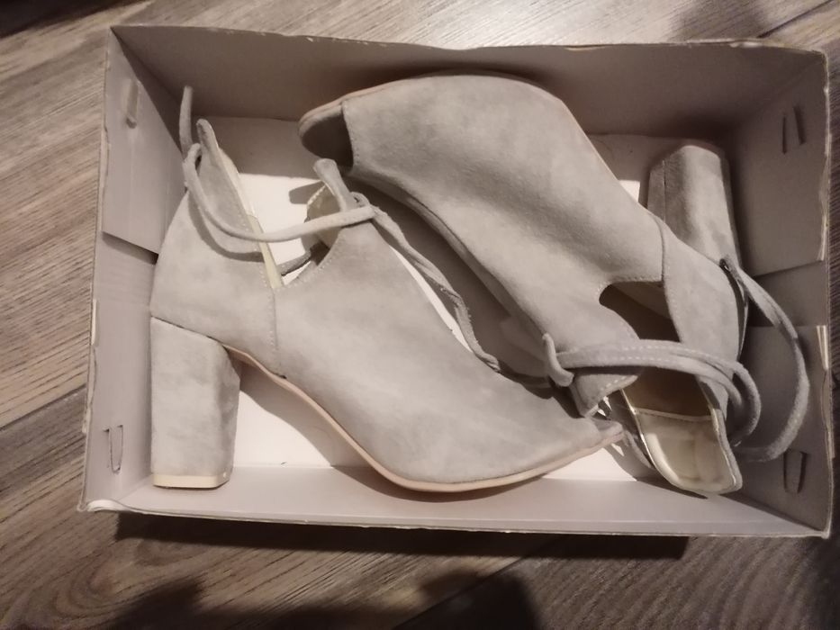 Szare buty na słupku