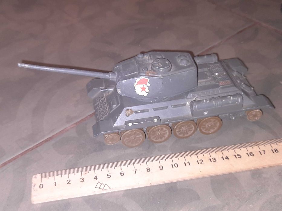 Модель автомобіля танка Т-34 з СРСР