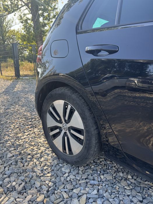 Продам хороший автомобіль е-Golf