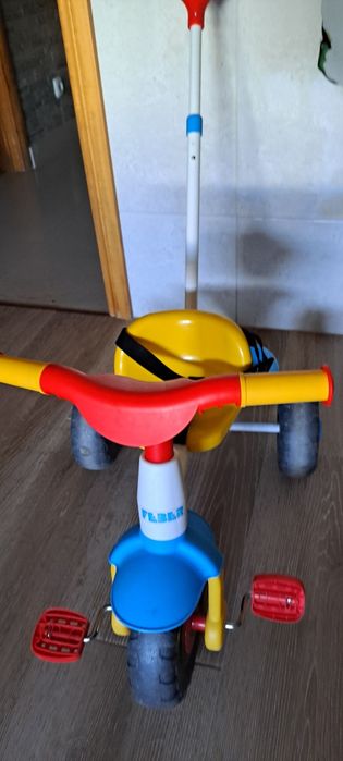 Triciclo com cesto e suporte de empurrar