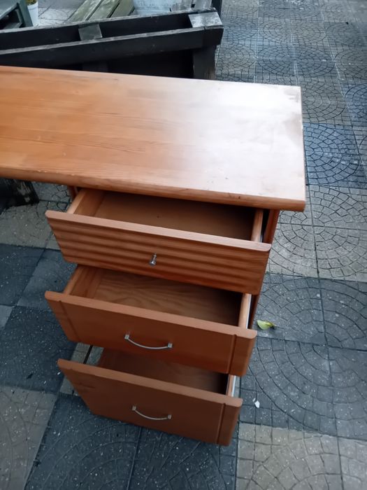 Secretaria com tres gavetas