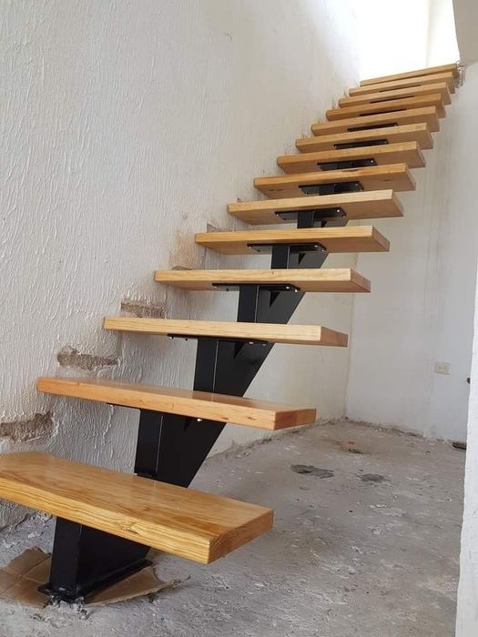 Schody na konstrukcji metalowej