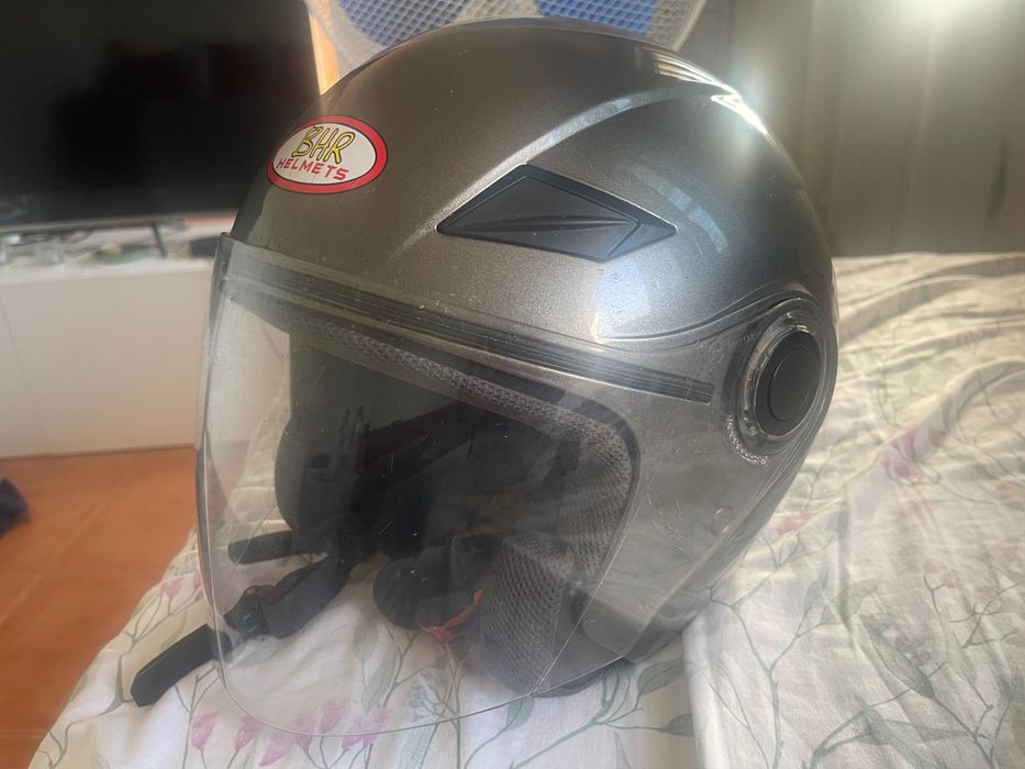 Capacete homologado para motociclo ou scooter, tamanho XL, com viseira danificada.